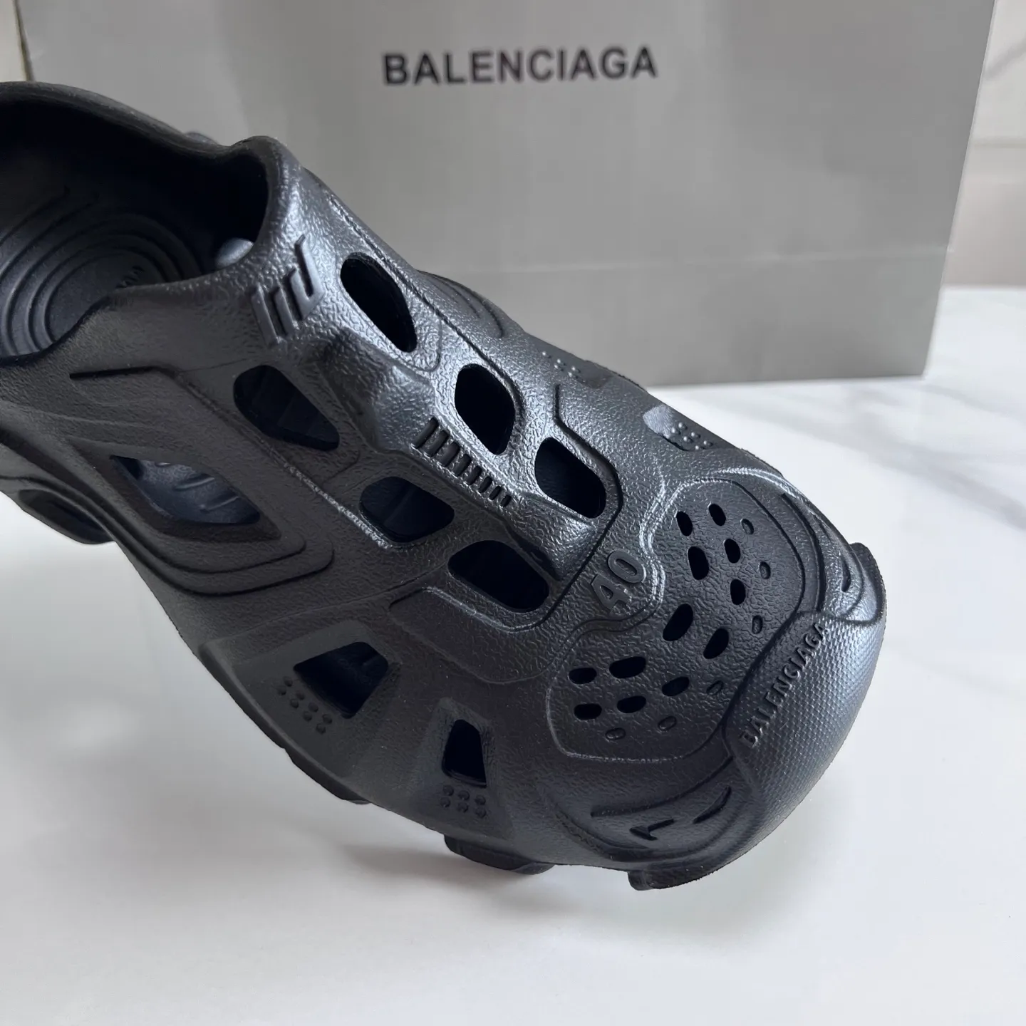 👟👟Ex-factory price 380👟👟 Balenciaga must-have beach shoes for summer. Men's and women's shoes are made of ultra-light 95% (injection molding) EVA plastic, 5% foam plastic foam cushioning material#Ultra-lightweight one-piece foam shoe mold❗New summer product, French high-end luxury brand - Balenciaga BALENCIAGA 3XL Rubber Low Top Sneakers 3XL version series summer beach wading versatile trendy lace-up casual sports hole sandals. Size: 35-46